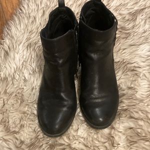 Black 7.5 baretraps Raewyn ankle boots